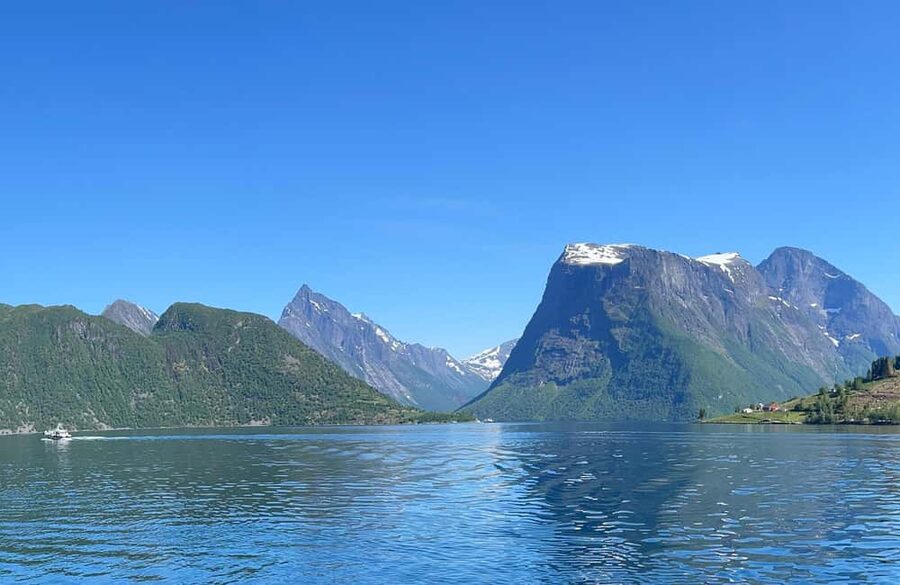 Ålesund to Geiranger Fjord Boat Tour with Return Bus Tour - Hellesylt free time: what to do with your hour