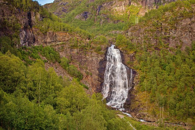 AMAZING HARDANGER FJORD: Private guided round trip from Bergen, 10 hours - Skårsvatnet Goldfish Lake and Fyksesundet Bridge Crossing