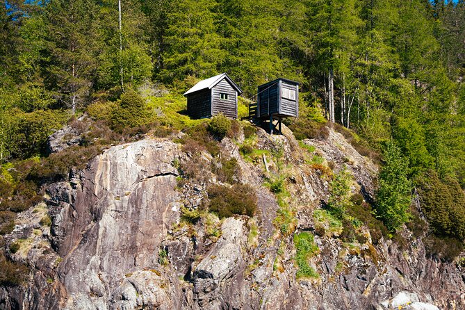 Bergen: Mostraumen Fjord Cruise with Local Guide - Mostraumen tidal stream: narrow passages, winter ice, and waterfall drama