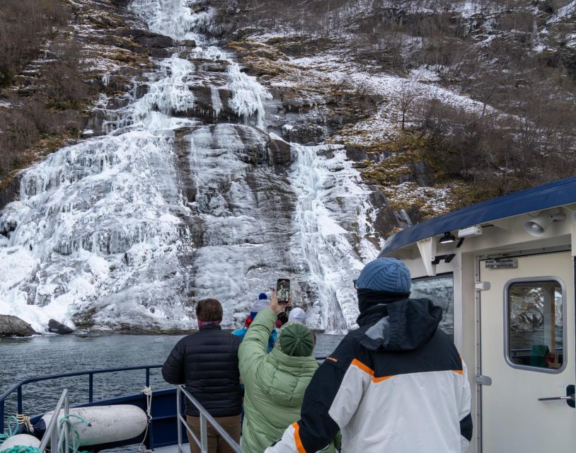 From Ålesund: Winter Fjord Cruise to Geirangerfjord - Flydalsjuvet Viewpoint Photos, the Bus Hop, and Pacing in Geiranger