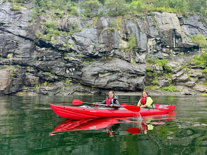 Geiranger: Beginner-Friendly Fjord Kayaking - Meeting at Maråkvegen 37 and getting ready fast