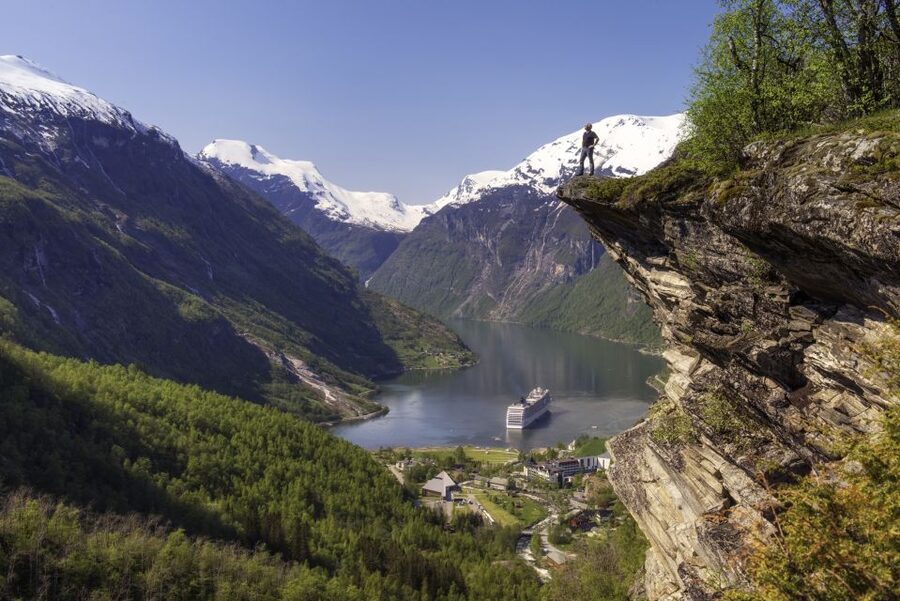 Geiranger: Dalsnibba, Flydalsjuvet, Eagle Bend & Fjords Tour - Flydalsjuvet View Point: the classic Geirangerfjord opener