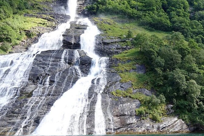 Geiranger Fjord Tour with Waterfall Tasting - Friaren waterfall tasting (Stop 3): the hands-on moment