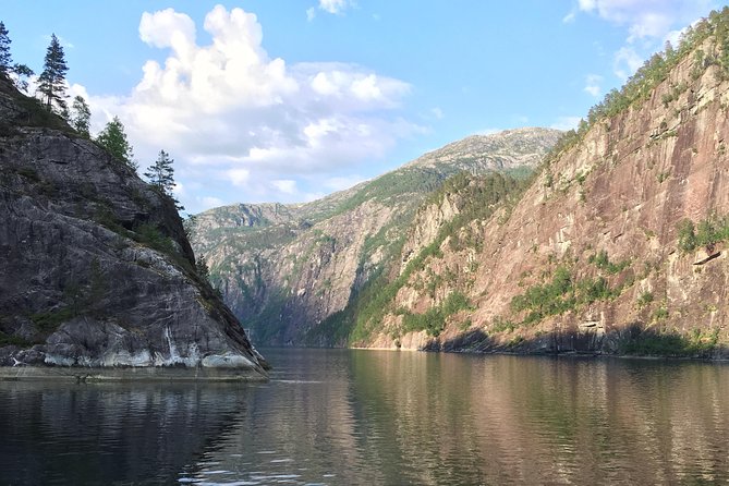 GUIDED TOUR: Secrets of the Fjords - the Osterfjord and Mo, 6.5 hours - Skipshelleren on the Bolstadfjord: Stone Age meets steep steps