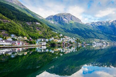 Guided tour to Hardanger Fjord, Waterfalls and Ferry Crossing - Morning in Bergen: pickup, timing, and staying comfortable