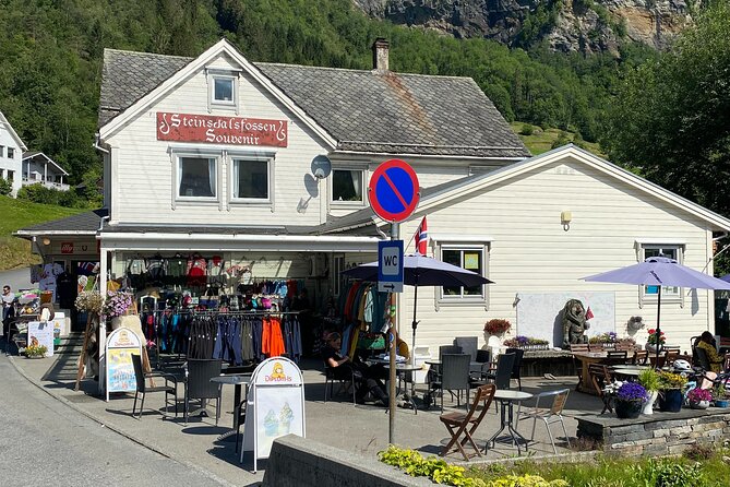 Guided tour to Hardanger Fjord, Waterfalls and Ferry Crossing - Fossen bratte: a dramatic drop and a taste of old roads