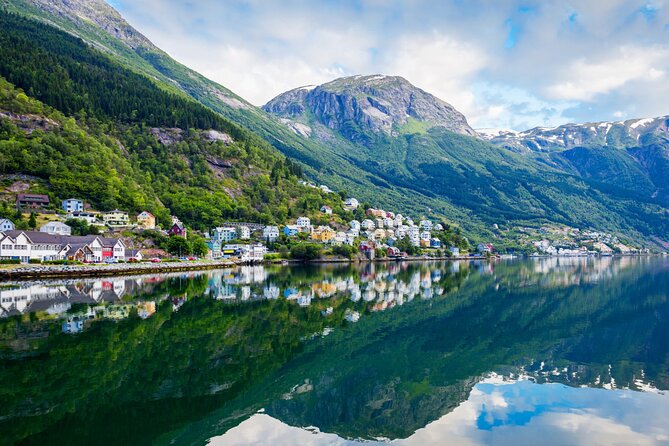 Guided tour to Hardanger Fjord, Waterfalls and Ferry Crossing - Morning in Bergen: pickup, timing, and staying comfortable