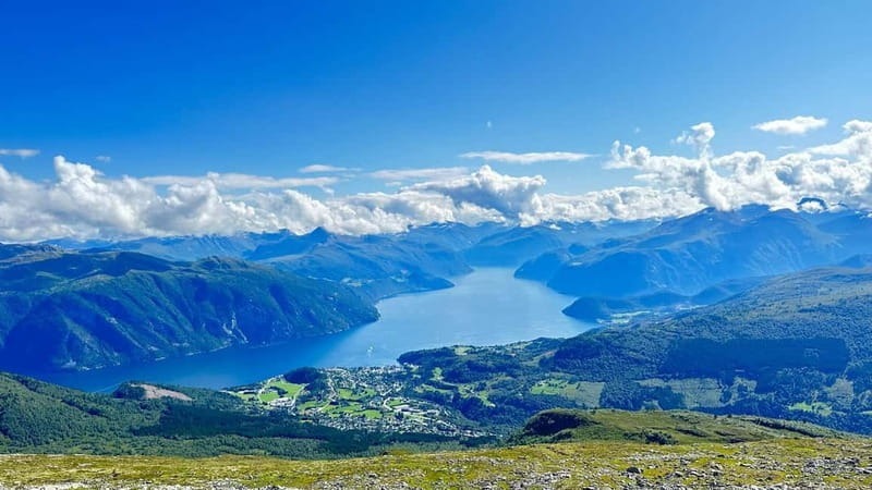 Hellesylt: Fjord to Sky Scenic Escape to Stranda Gondola - Strandafjellet Gondola: The 1,000-Meter View Switch