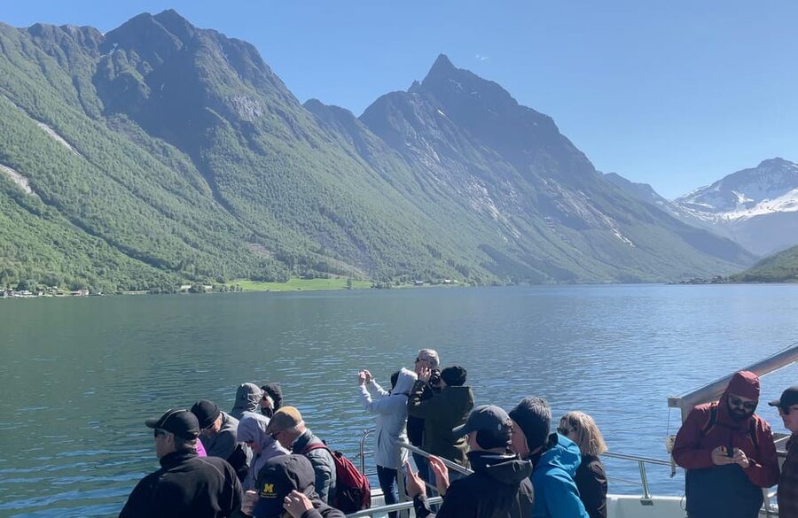 Hjørundfjord Fjord Cruise roundtrip from Ålesund - The return trip: when the fjord keeps changing on the way back