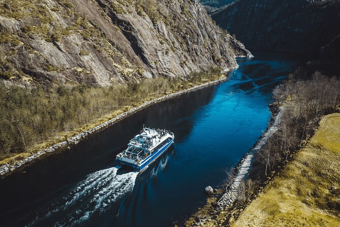 Mostraumen Fjord Cruise - The Crew and the Guide: Friendly Info, But Not a Lecture
