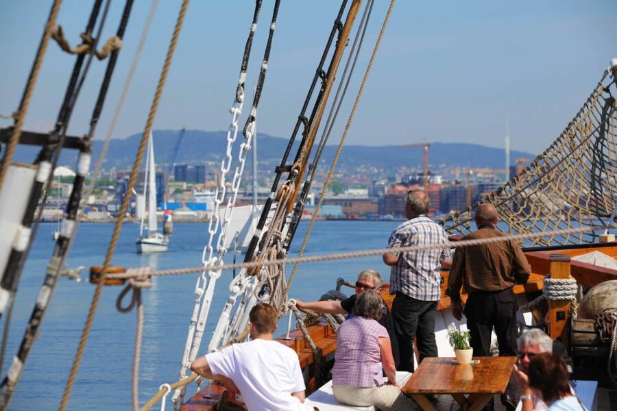Oslo: Best of Oslo Walking Tour & Fjords Sightseeing Cruise - What the Guide and Small Group Really Change