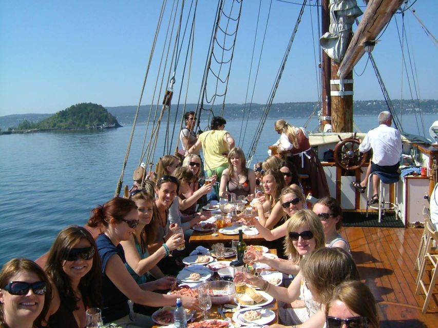 Oslo Fjord Evening Live Rock music cruise with Shrimp buffet - Entering at Rådhusbrygge: how the start sets you up for an easy cruise