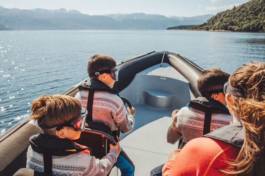 Øystese: Hardangerfjord and Fyksesund RIB Fjord Adventure - Guides in Norwegian and English: Stories You Can Actually Follow