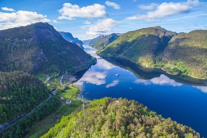 Private Fjordcruise by Luxury Pontoon Boat - Bergen Fjords - Hotel pickup and the shared transfer piece