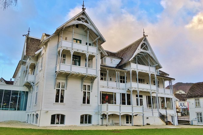 PRIVATE GUIDED TOUR: Queen of the Fjords - tour from Bergen, 6 hours - Private tour value: max 7, pickup included, and guides who handle the day